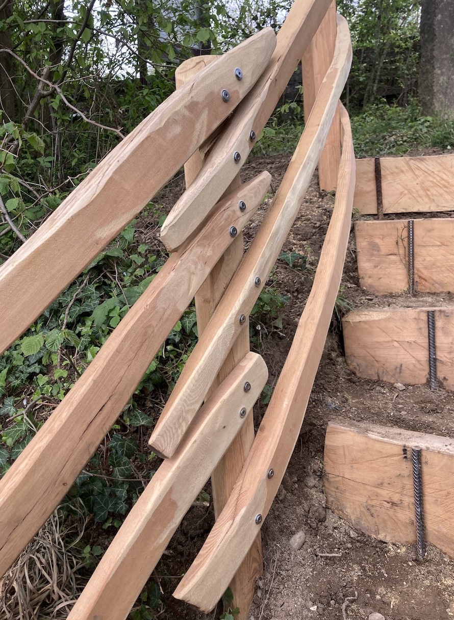 Die Krümmung der Treppe entspricht der ursprünglichen Krümmung des aus dem Inser Forst stammenden Baumstamms.